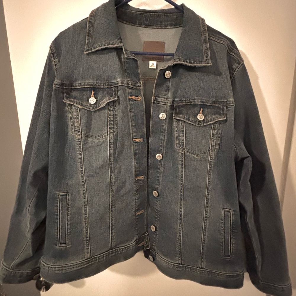 *Like New* Maurices Women’s Denim Jacket in size 1X